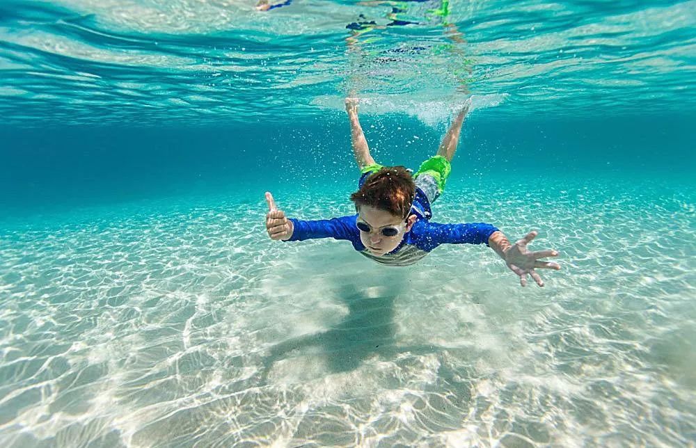 反对儿童潜水的道德论点潜水是一项危险的运动.