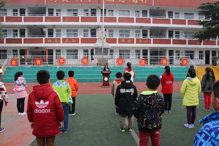 三门峡市崤山路第二小学举行学雷锋活动月启动仪式