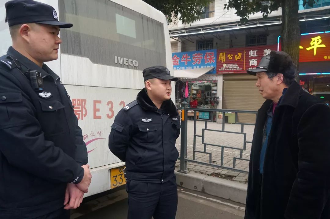 15时左右,有群众报警车辆轮胎被人放了气,民警余春晓,郑高到达现场