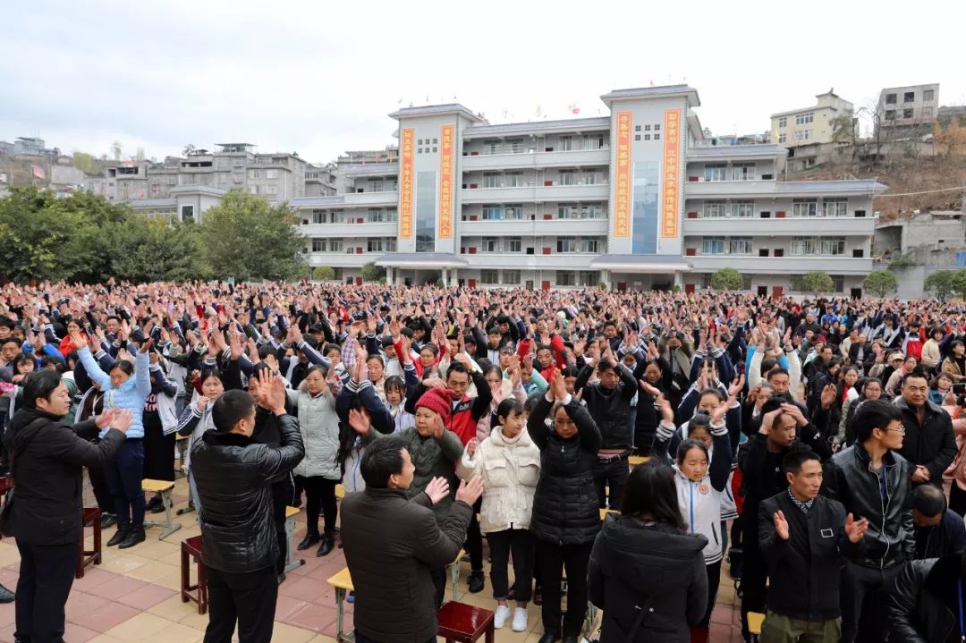 永善县第三中学还举行了家长学校启动仪式,选举了以谢树奎家长为主任