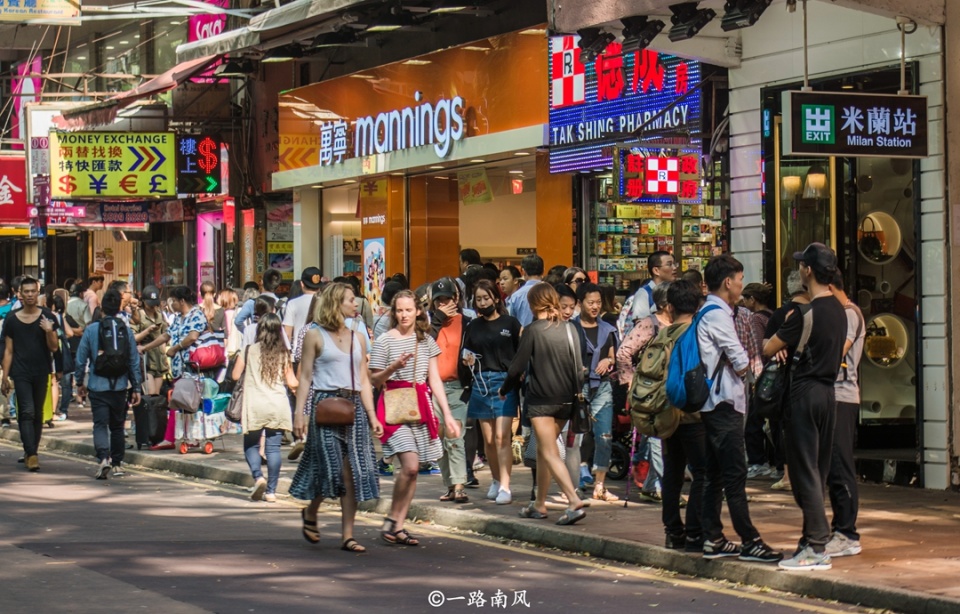 实拍香港街景,道路相对狭窄,行人总是匆匆忙忙!