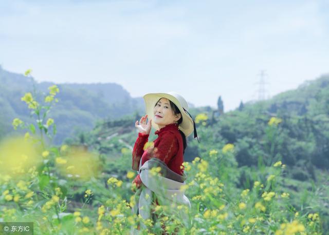 摄影教程丨油菜花人像手机摄影技巧零基础也能让你秒变旅拍达人