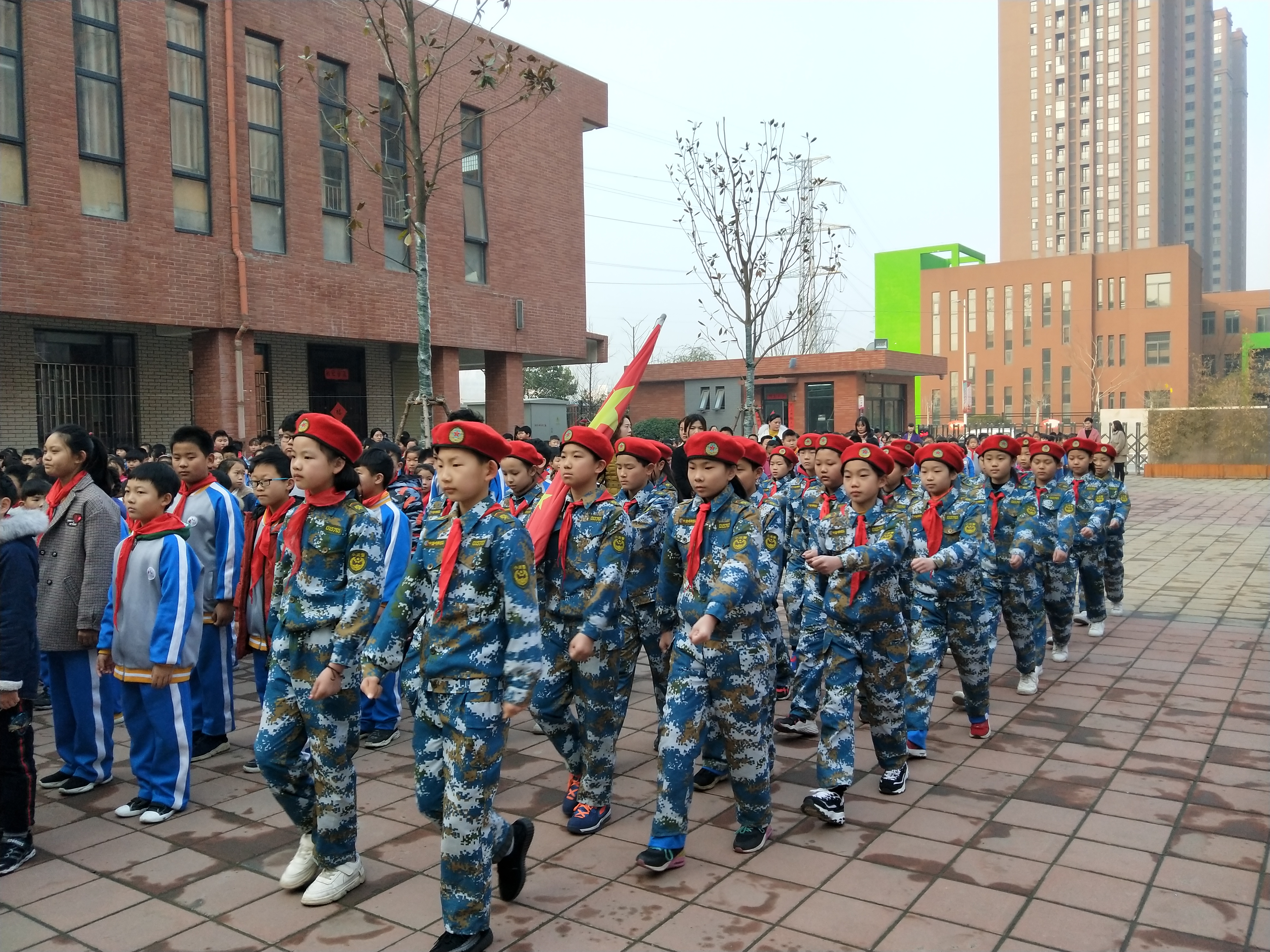 管城区春晓小学开启"学雷锋精神,做追梦少年"的主题活动