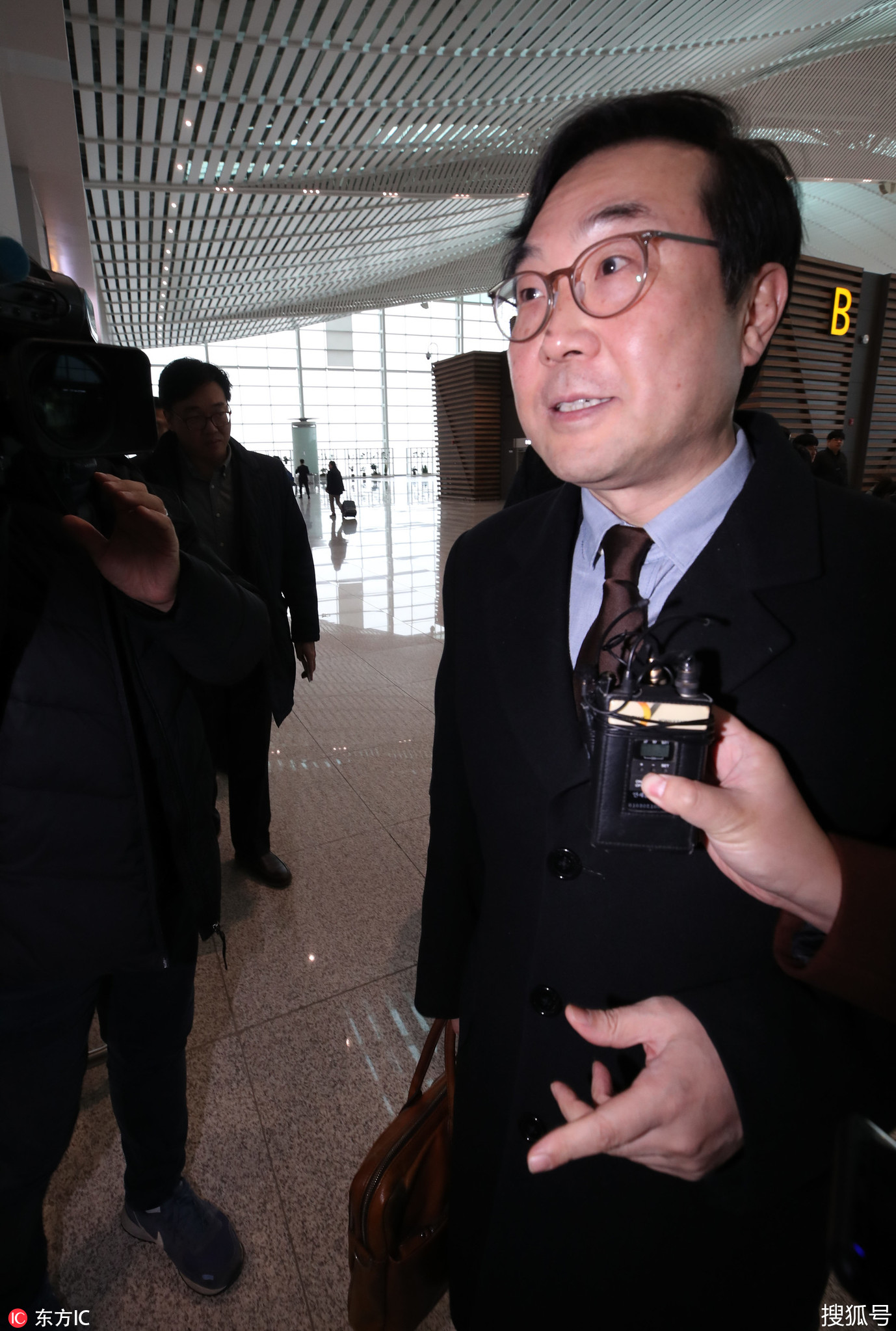 机场,韩国外交部韩半岛和平交涉本部长李度勋在乘机前接受记者采访