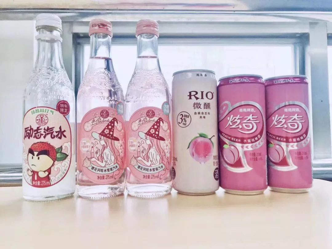 首先是各种各样桃子樱花口味的饮料,汽水,酒这两个形式貌似是商家最