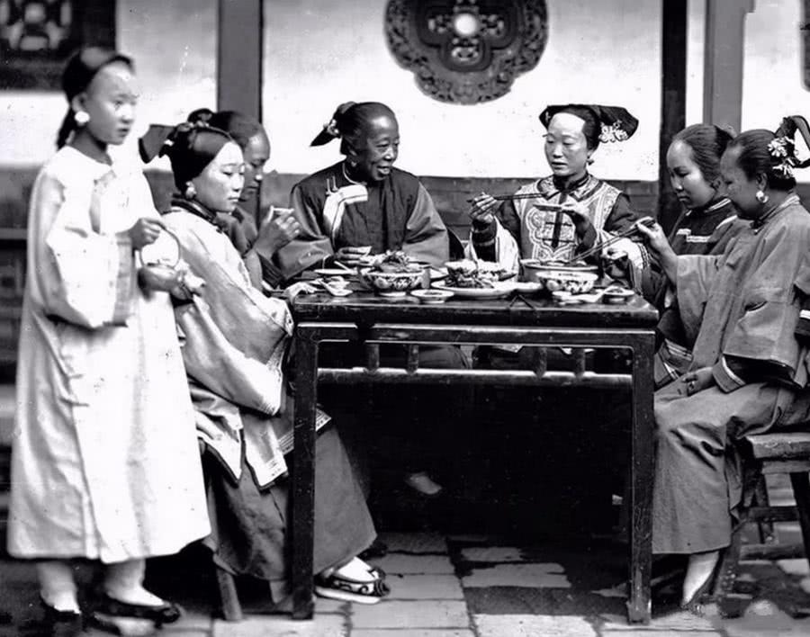 150年前的清朝老照片:正在享用午餐的阔太太,孔武有力