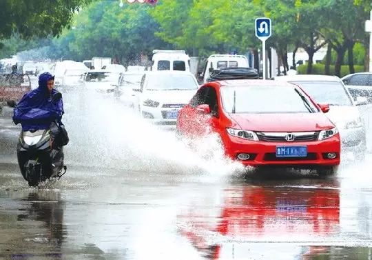 热议 雨天"飞车溅水,在怀集你"中招"了吗?