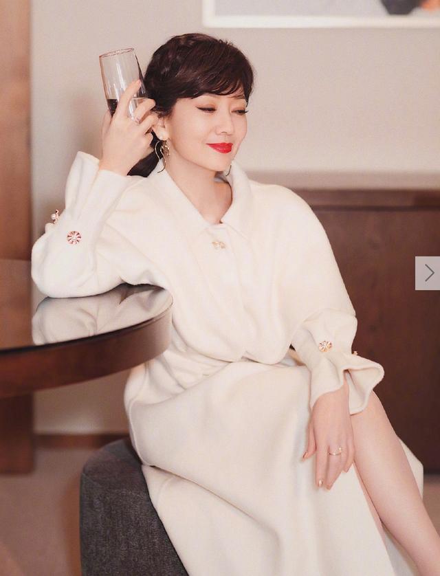 64歲趙雅芝拍寫真似少女，白衣紅唇造型經典 娛樂 第4張