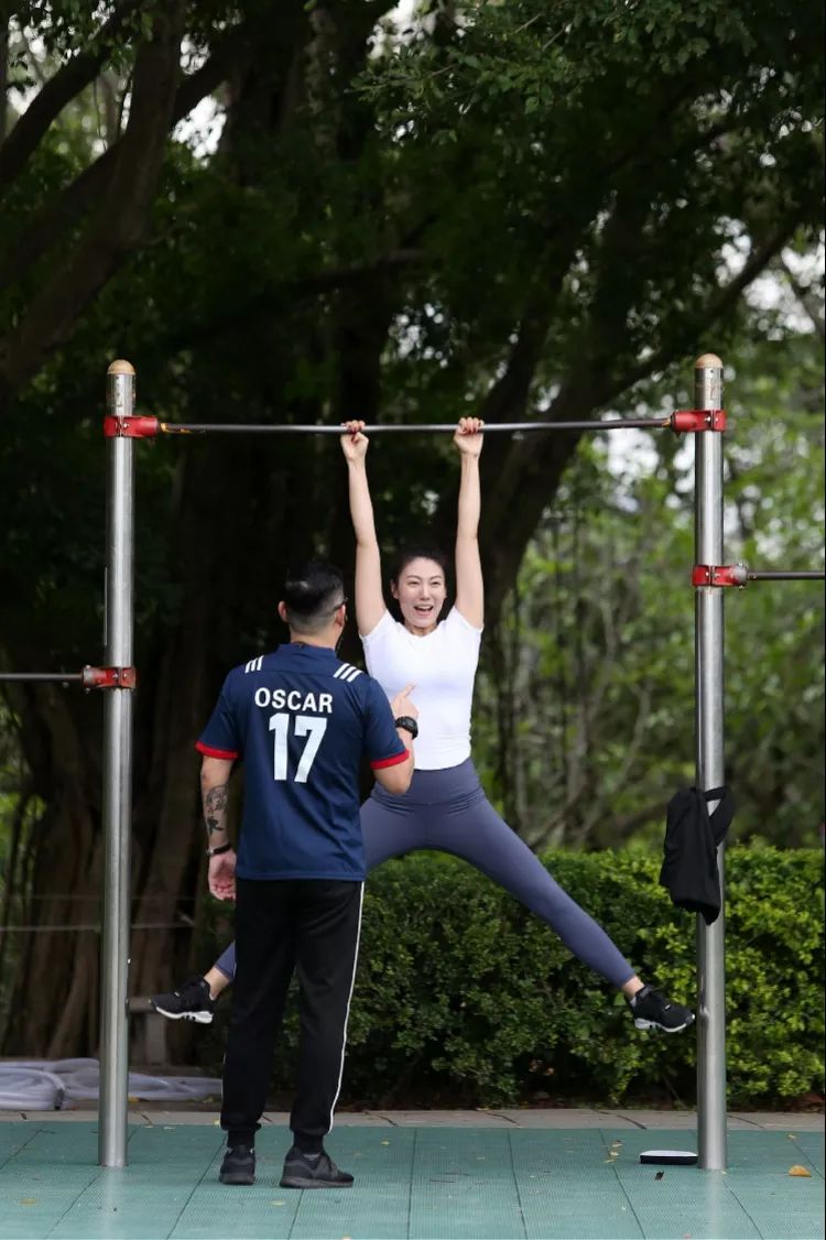 单杠水把内衣冲掉图片_内衣美女(2)