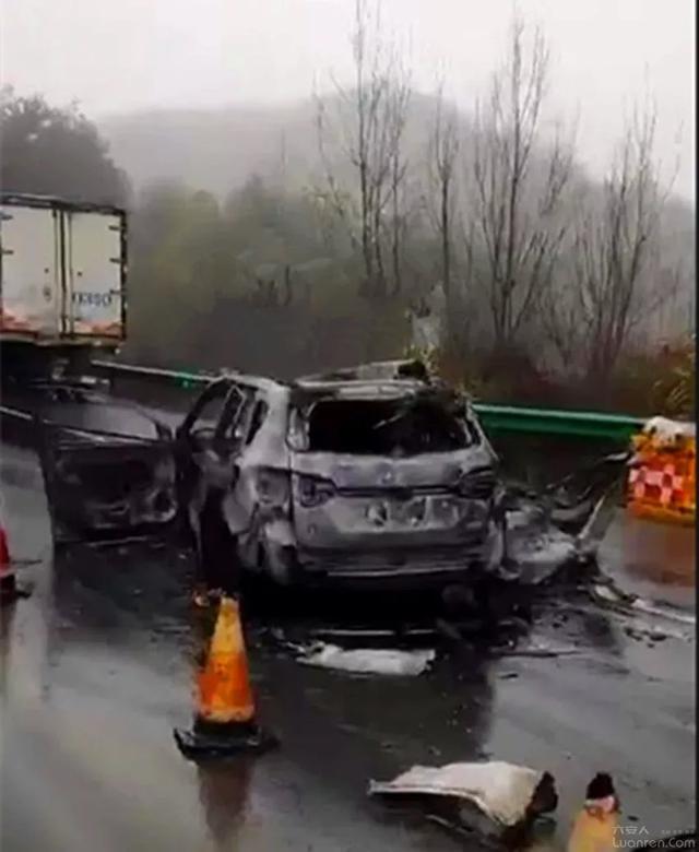 g42沪蓉高速,金寨船板冲大桥附近发生车祸,致两死一伤