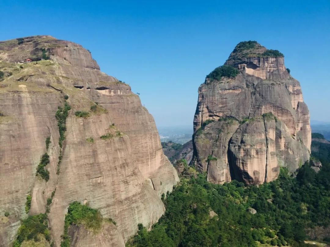 周末户外徒行白石山穿越一线天登顶白石山望远丹霞地貌感受千年古刹