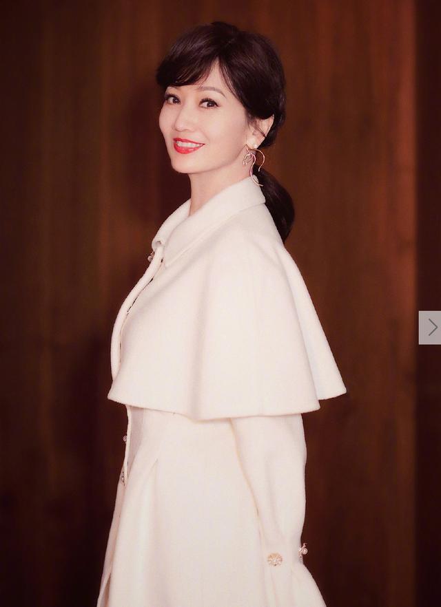 64歲趙雅芝拍寫真似少女，白衣紅唇造型經典 娛樂 第7張