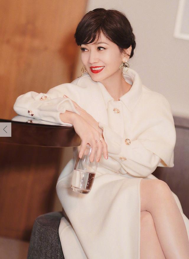 64歲趙雅芝拍寫真似少女，白衣紅唇造型經典 娛樂 第5張