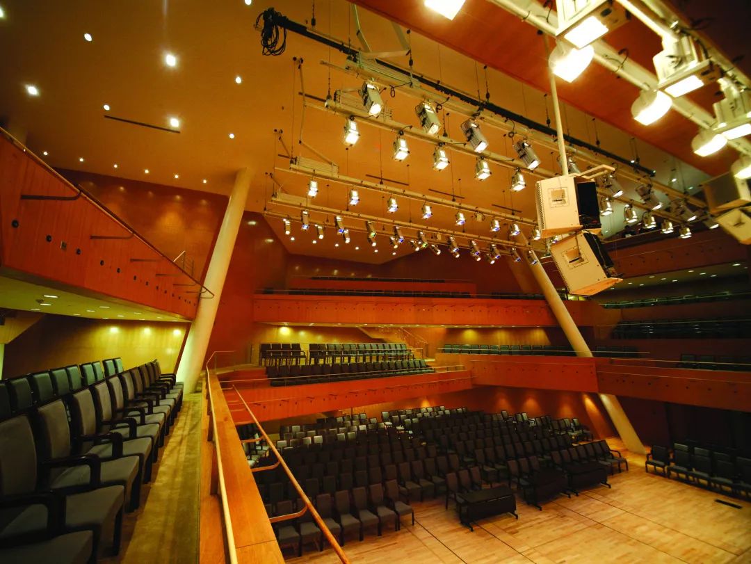 而深圳音乐厅的内部 整体由演奏大厅,小剧场 和其他的附属设施组成 常