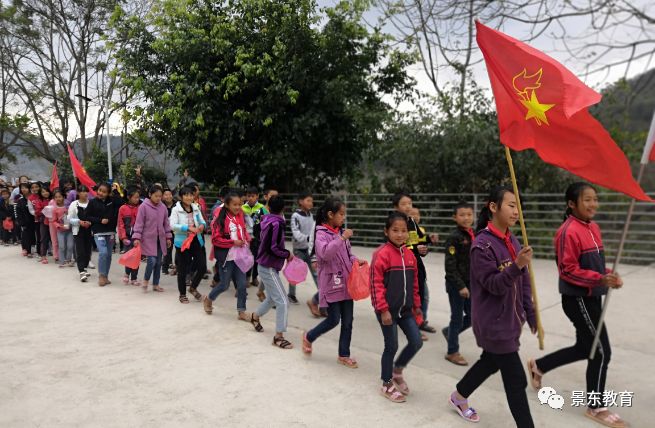 太忠镇中心完小学雷锋纪念日活动