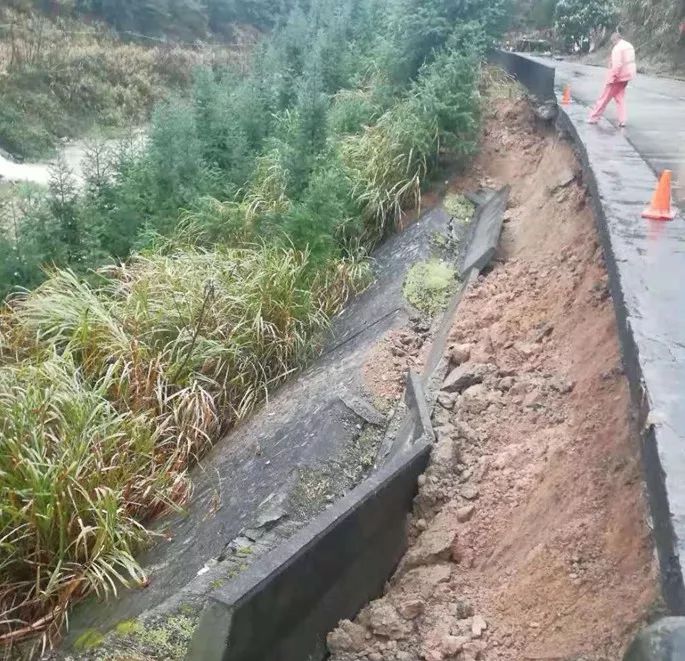 强降雨已致韶关多条国省道塌方!_乐昌