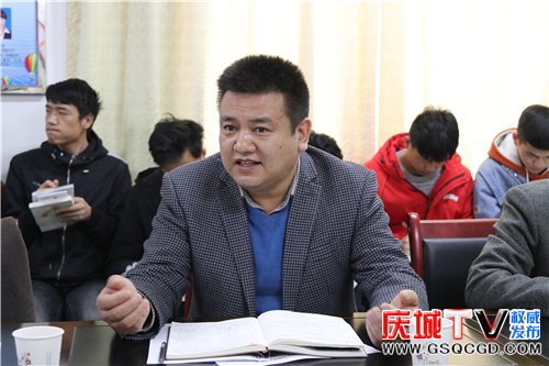 西北民族大学传播学院党委书记满宏和庆城县融媒体中心主任涂文奎共同