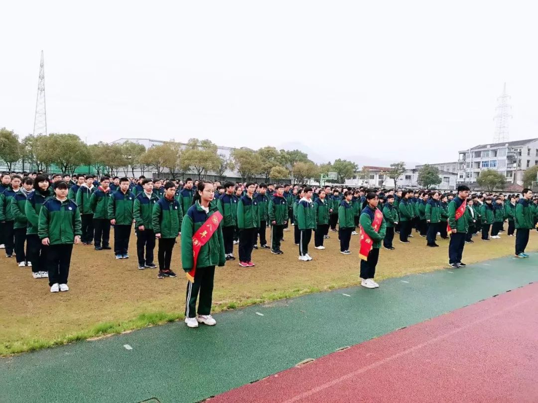 今天,龙港三中,龙港四中全体师生齐聚操场,举行"学雷锋精神 做四品