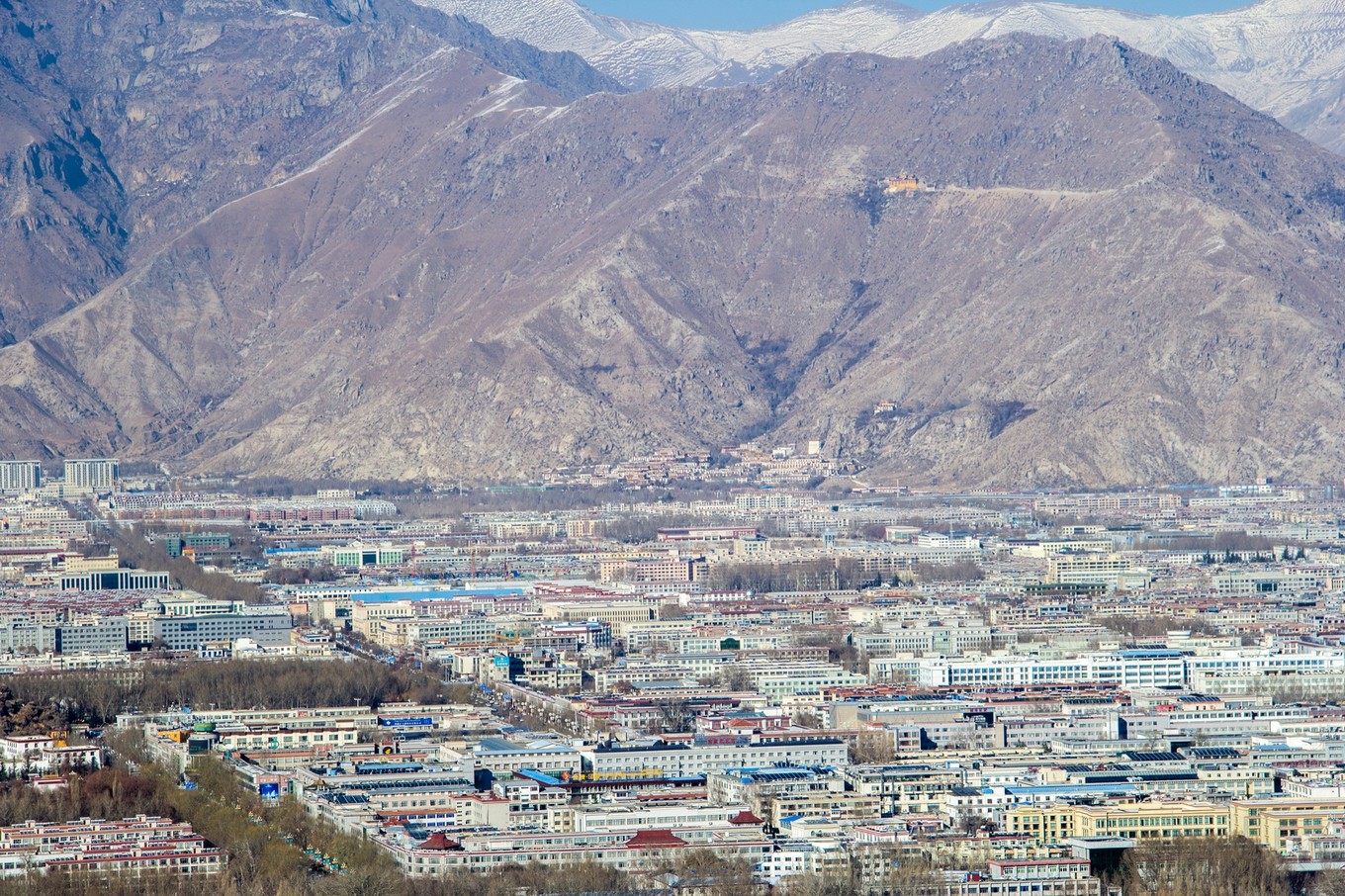 在拉萨城区没有建筑可以比布达拉宫高这是拉萨全景最佳的位置