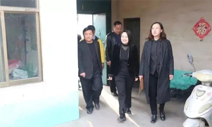 汶上县爱心联盟协会会长刘传民,靳霜立夫妇到苑庄镇看望慰问困难群众