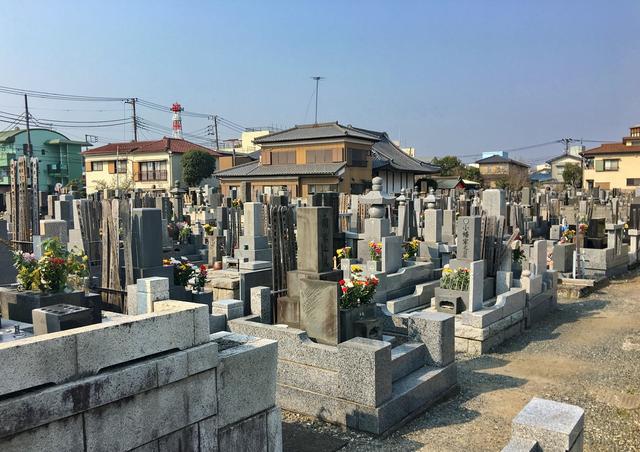 原创奇葩日本:墓地建在居民区,白日里人来人往,但夜里还敢出门吗