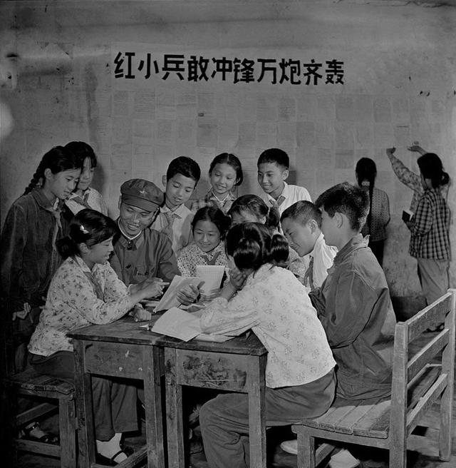 70年代小学生战老照片,这一段岁月很多人不愿想起