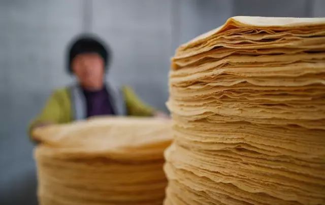 是最亮眼的存在 而煎饼 在临沂人的饭桌上 吃煎饼最出名的就是卷大葱