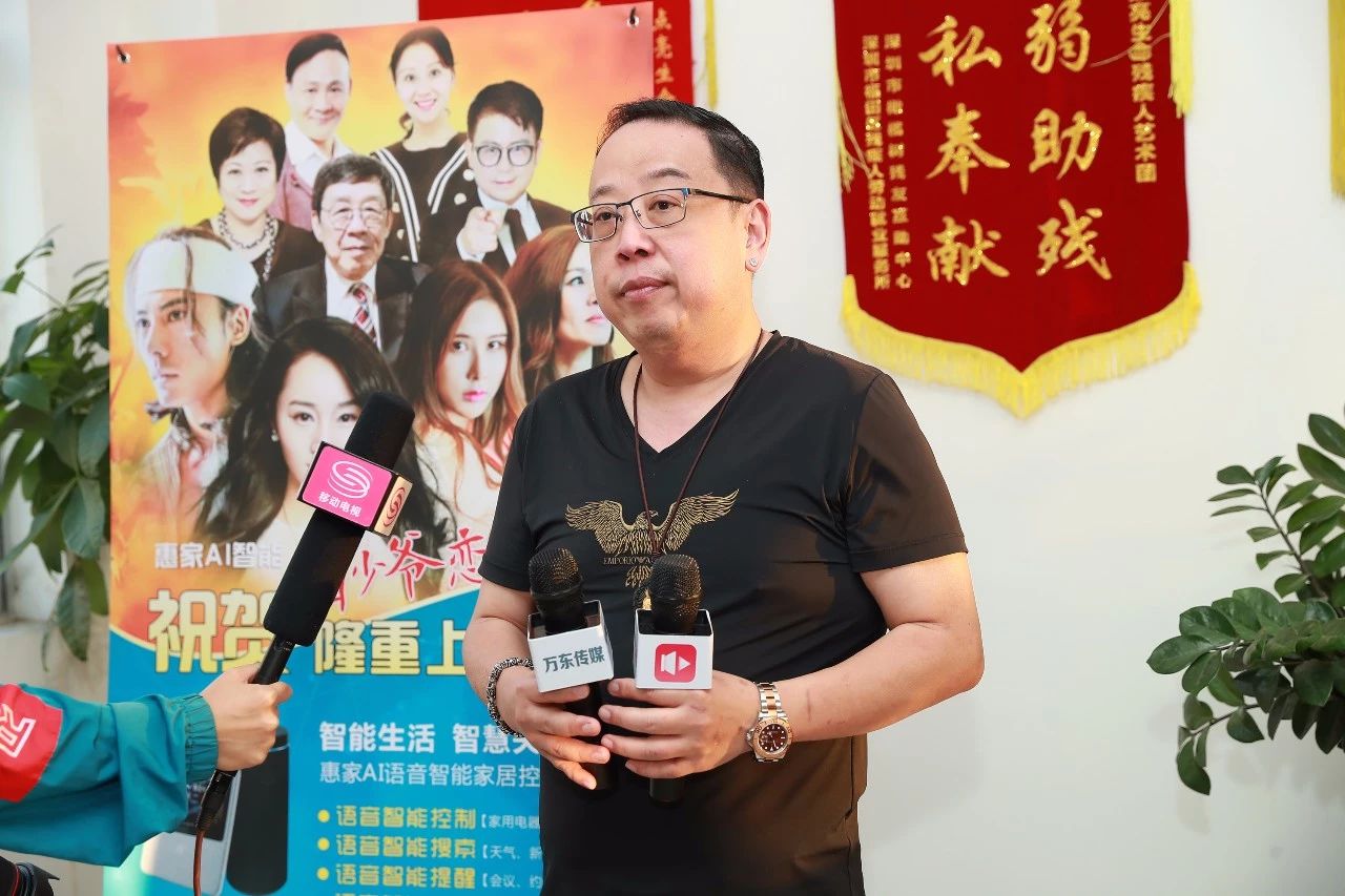 香港著名导演:翟振华万东传媒董事长:张强香港演员朱峻贤饰演张新平万