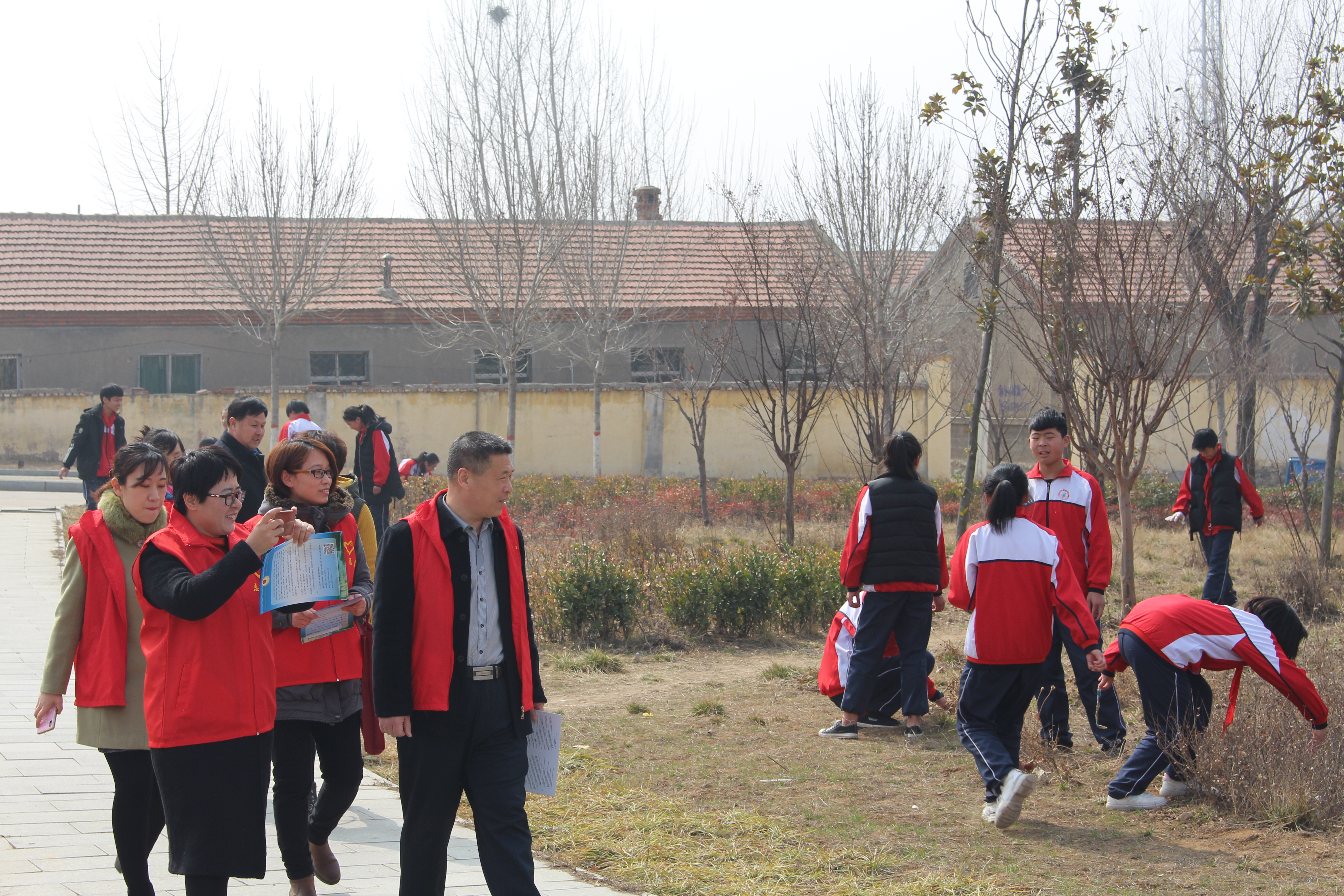 新时代文明实践活动暨邹城市张庄中学雷锋活动月少先队志愿服务活动