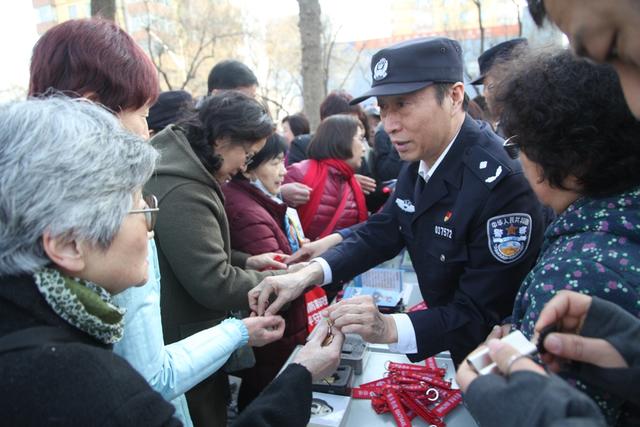 这个杰出民警工作室在行动张惠领工作室走进老旧社区讲防范