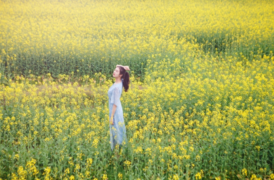 人像摄影丨油菜花海唯美人像实拍技法,pose及服装道具