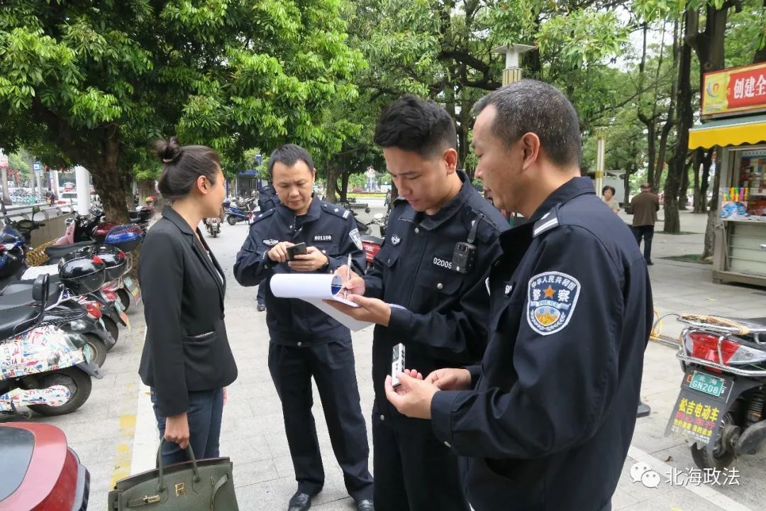 民警在案发现场向报案人了解情况