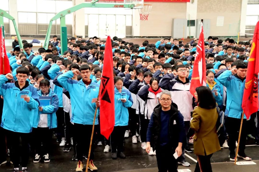 近日,乐清市虹桥中学举行2019届高三学生成人礼暨高考百日誓师大会.