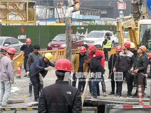 今早杭州地铁5号线建国中路附近发生地面坍塌