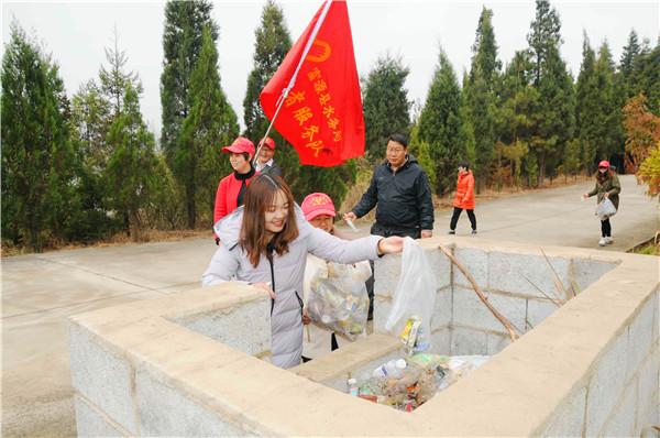 富源县水务局开展"巾帼玫瑰,碧水情深"主题环保志愿服务活动