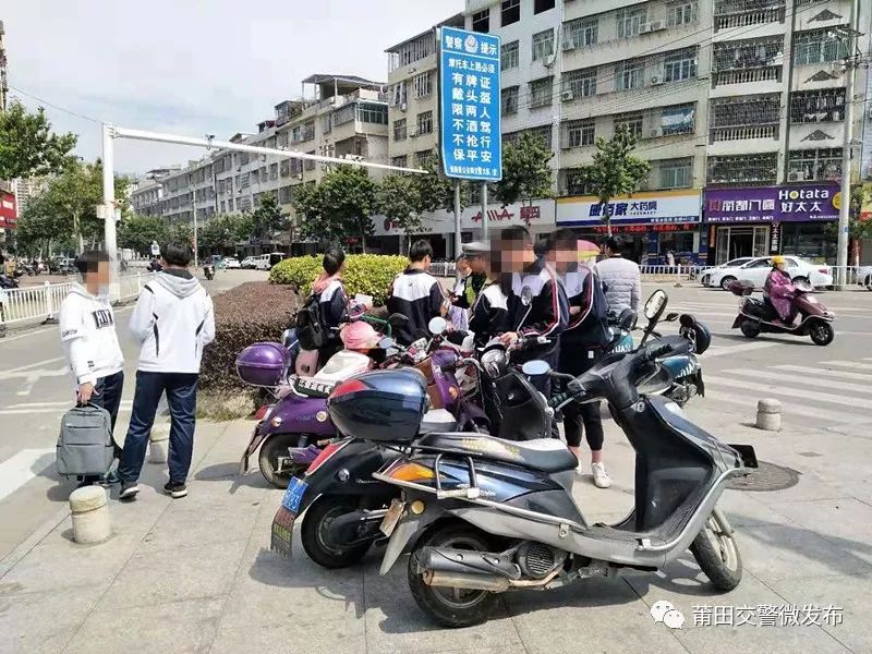 中学生骑电动车上下学 为严防涉及中小学生道路交通事故的发生,保障