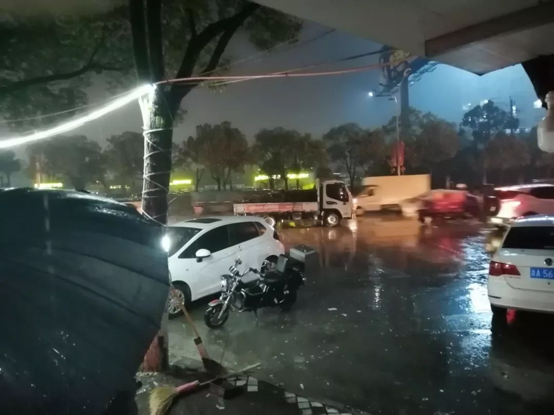 大雨天路遇车祸伤者,他们这么做