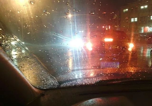 雨天开车 注意安全 如果不懂这些,下雨天刹车会出大事!