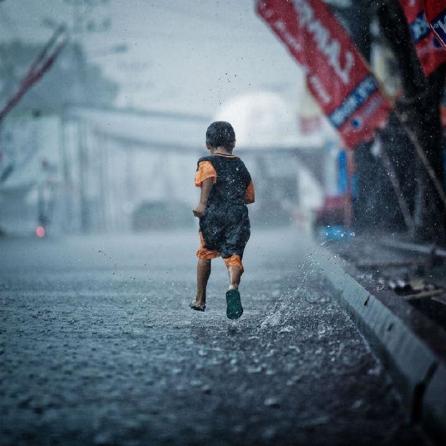 下雨无伞的孩子,必须奔跑!