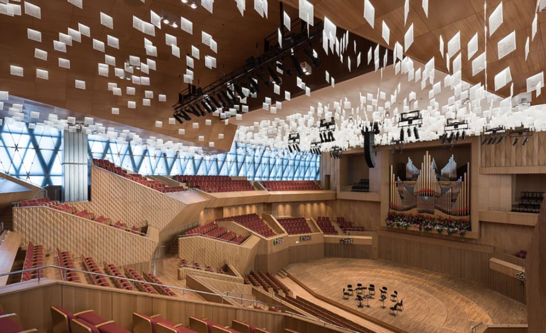 哈尔滨音乐厅2,323平方米,可供四管编制的交响乐团和300人混声合唱团