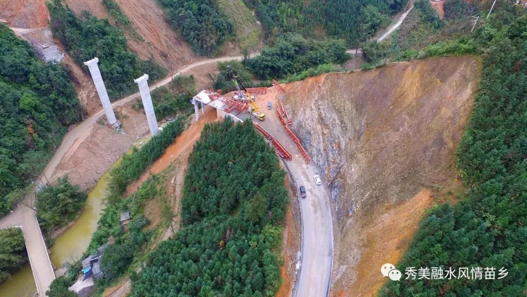 "罗融二级公路水泥混凝土路面铺建已经完成一半,桥梁的梁预制完成未