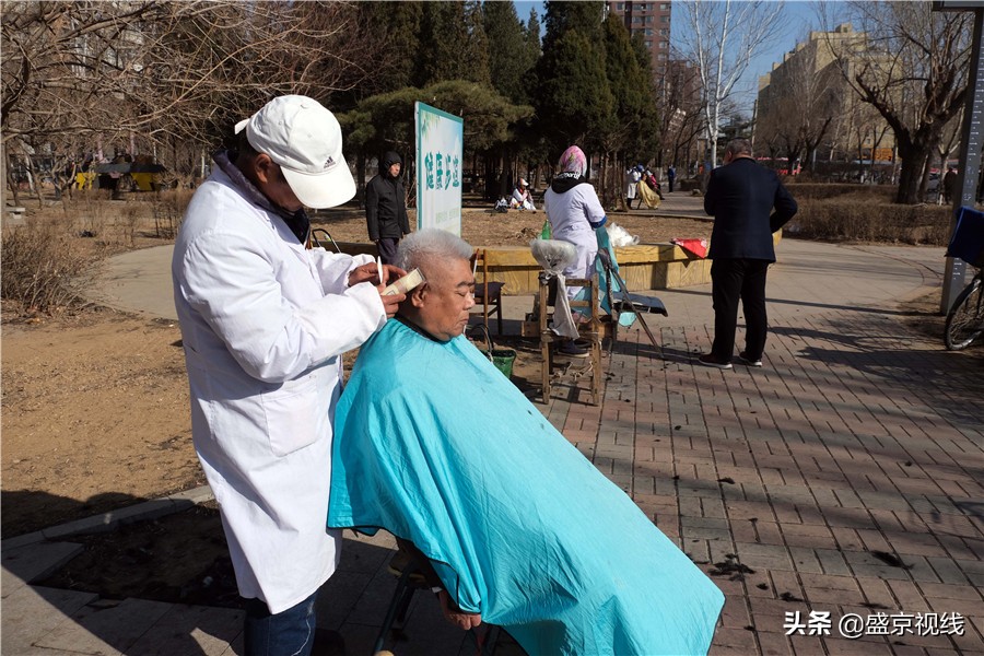 辽宁沈阳:街头理发摊"剃龙头"生意兴旺