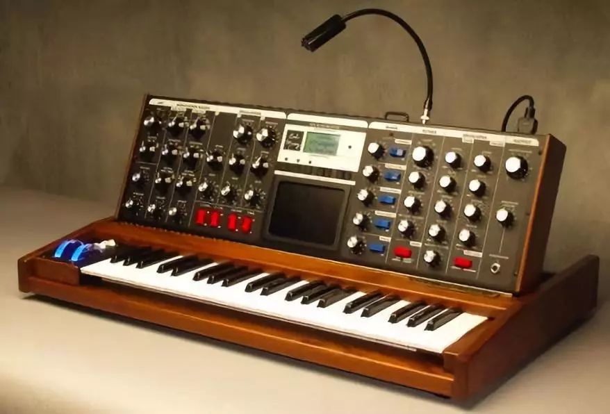 △minimoog voyager 普世的合成器 伴随音乐与科技前进 2005年