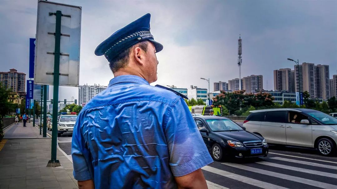 雷锋精神就是 全心全意为人民服务 而这也是人民警察 每天都在努力做