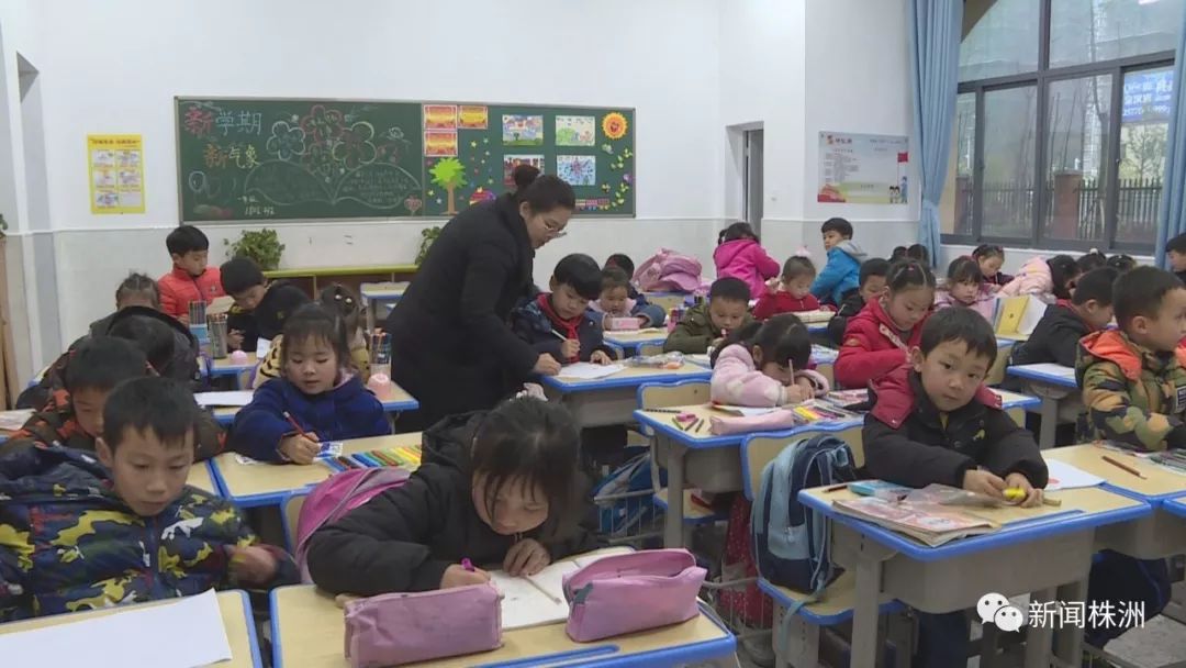 凿石小学三年级学生邱爱辰"跳啦啦操非常的有趣,老师也非常的好,我