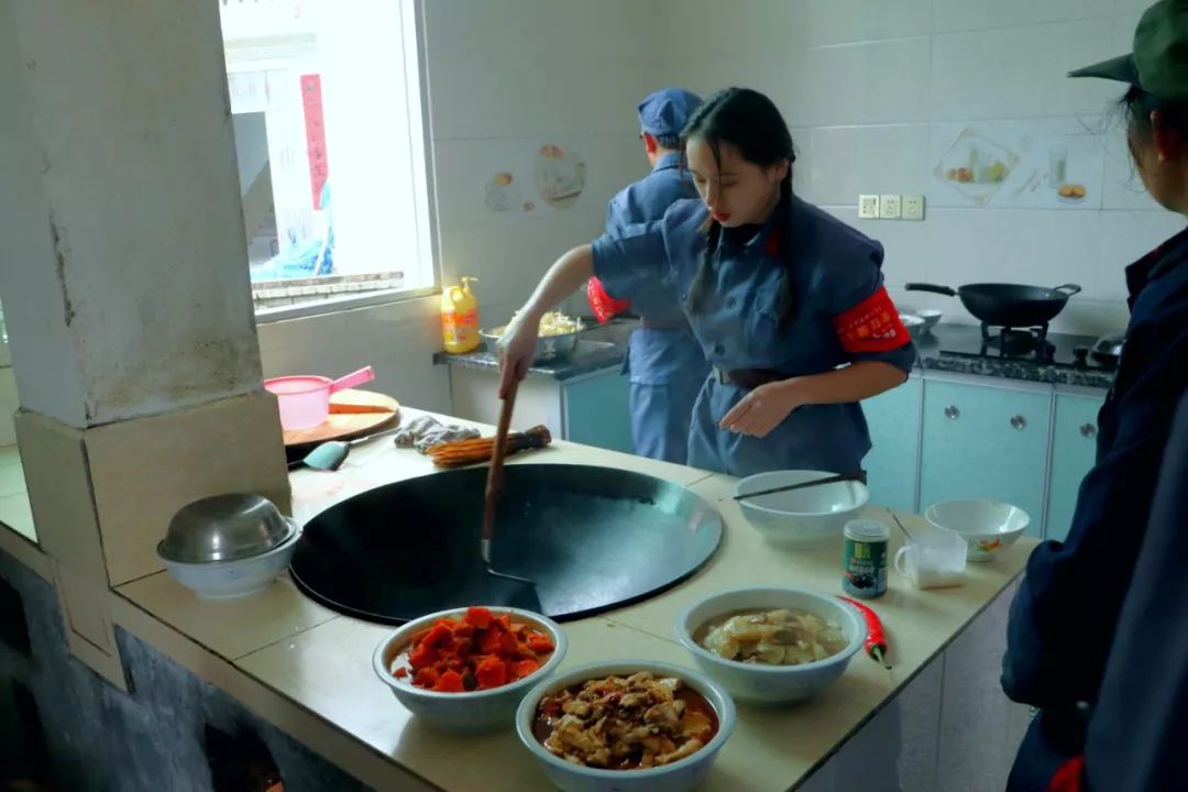 在老乡家里亲自做菜煮饭,体验了"红米饭南瓜汤"的红军餐,大家再一次