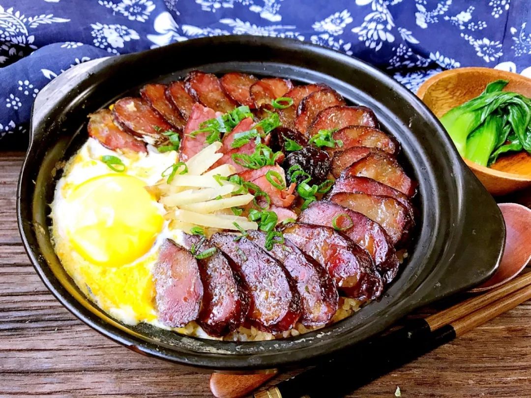 clay pot(for four persons) rmb  108/portion 任选广式腊味煲仔饭或