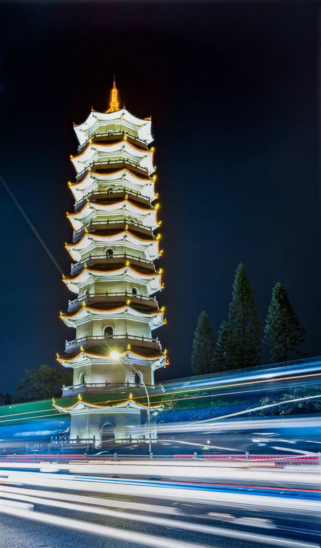 中国古塔建筑夜景图