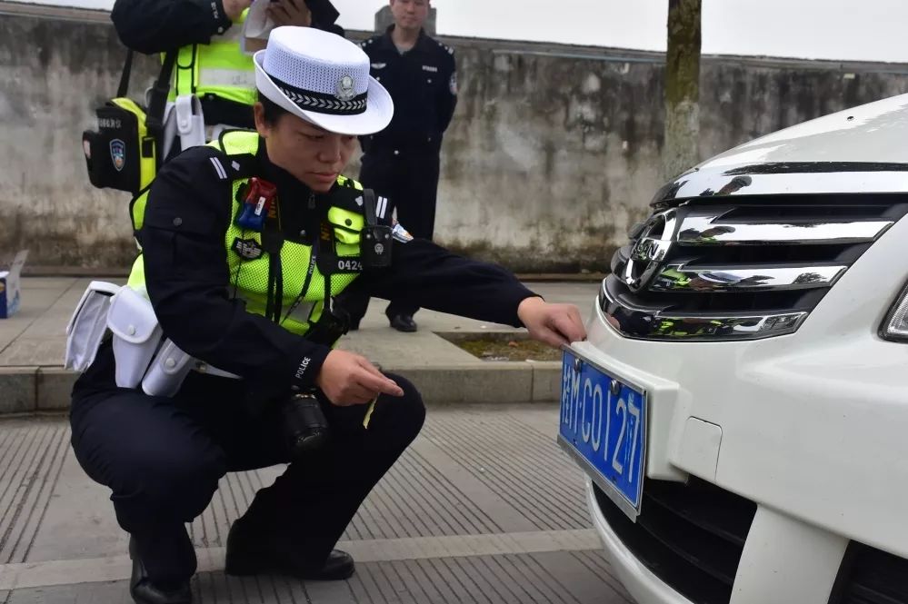 生活中 她 是知性优雅才华横溢的"女诗人 谭芬 交通管理大队事故