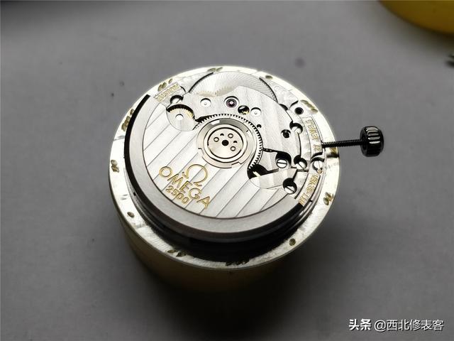 修表师傅展示手表洗油保养的过程欧米茄碟飞手表2500机芯